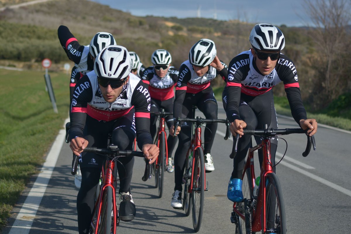 EqKernPharma's tweet photo. 🚴‍♂️🚴‍♂️ @coboivan12 y @jordilopezc, ‘stagiaires’ del Equipo Kern Pharma
😁 Los ciclistas del @EquipoLizarte tendrán la oportunidad de medirse con los profesionales en @CircuitoGetxo y @RouteOccitanie, respectivamente.
📲 Conoce a estos jóvenes talentos aquí: https://t.co/zyuHD3VCKz https://t.co/teqYuEeOai