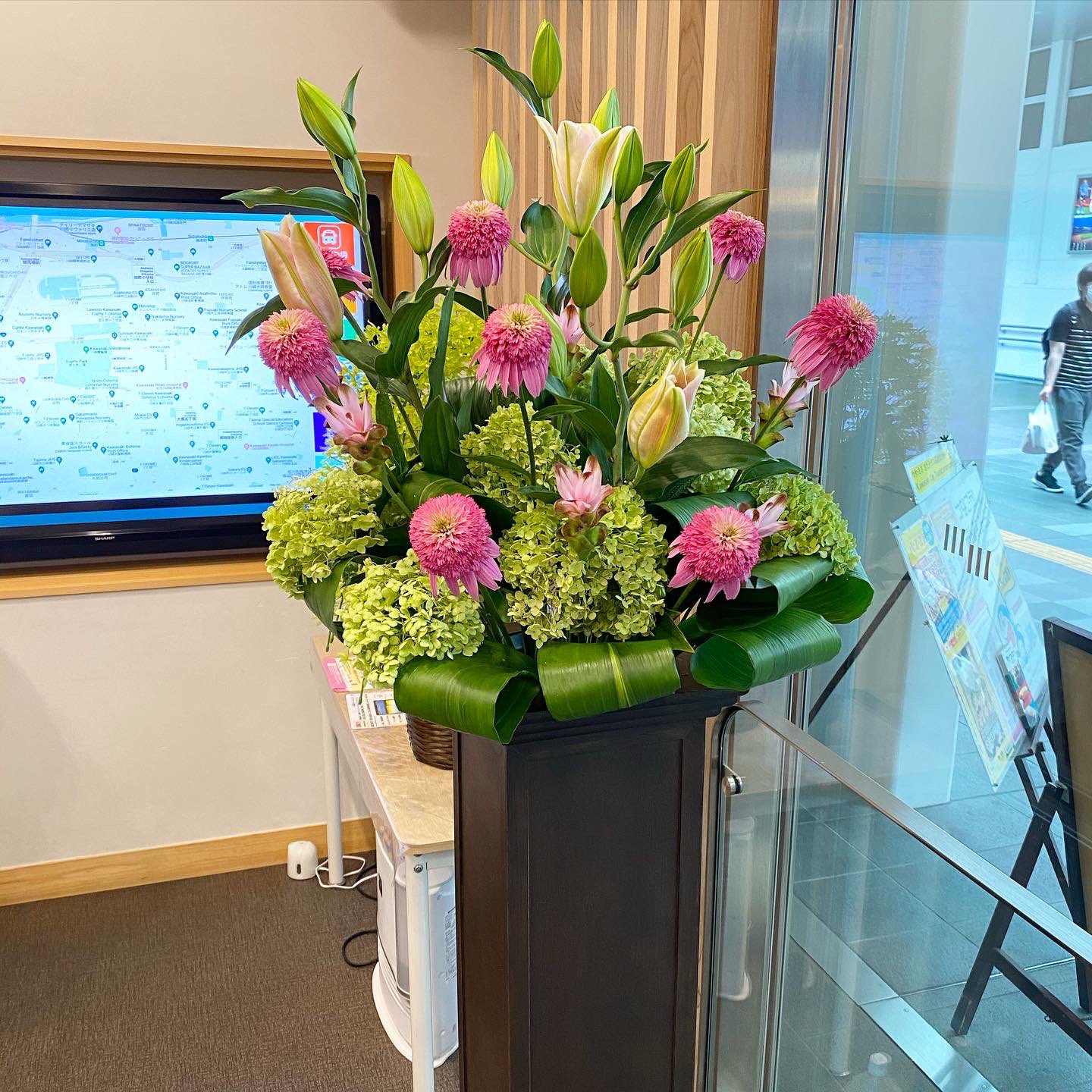 Florist花秀 定期装花 珍しいお花を使用いたしました ピンク色の花は エキナセア です 和名は 紫馬簾菊 むらさきばれんぎく 和名は なんか強そうな名前ですが お花は可愛いですよね 大田区 蒲田 花屋 花秀 定期装花 エキナセア