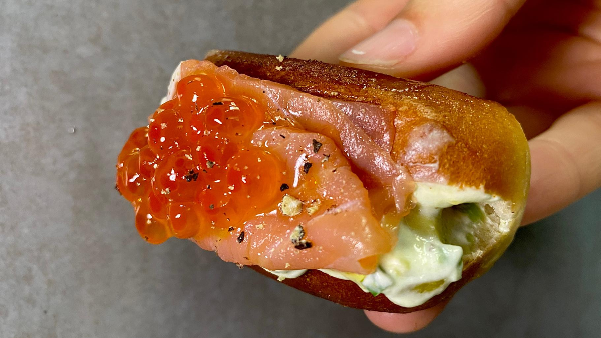 ¡Descubre un bocado insuperable! Brioche con crème fraîche, huevas de salmón, aguacate y piparras⁣. ¡Imposible comerse solo uno!⁣
Link a videoreceta: youtu.be/Jm88LEJ65v8
#ColmadoandFriends #RecetaFácil #XimenezSpinola