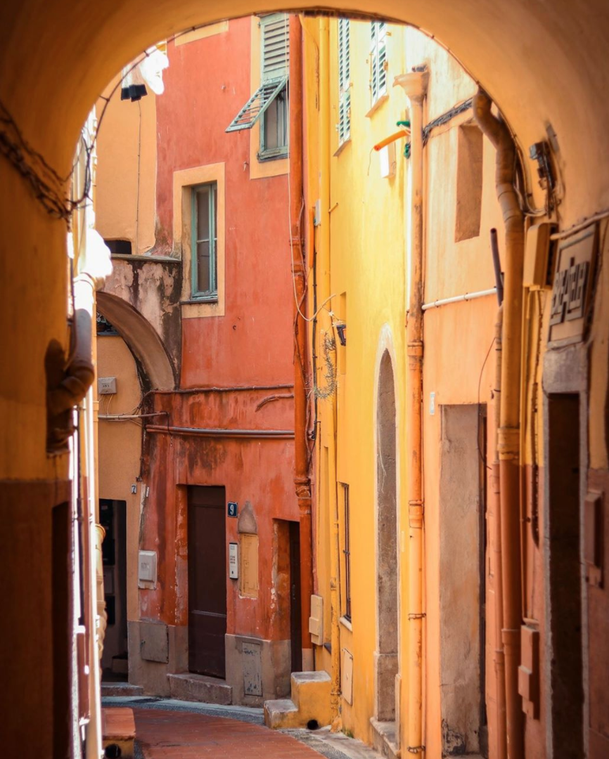 FlyttAgency's tweet photo. #CetEteJeVisiteLaFrance : Le long de la #CôtedAzurFrance, la belle ville de #Menton rivalise de couleurs pour nous séduire. 

D’un côté la #mer, de l’autre la vieille-#ville avec en fond, les #Alpes. Que demander de plus ?

Prenez une #glace au citron en passant !

#Tourisme #Sud https://t.co/gIlhMSRlcA