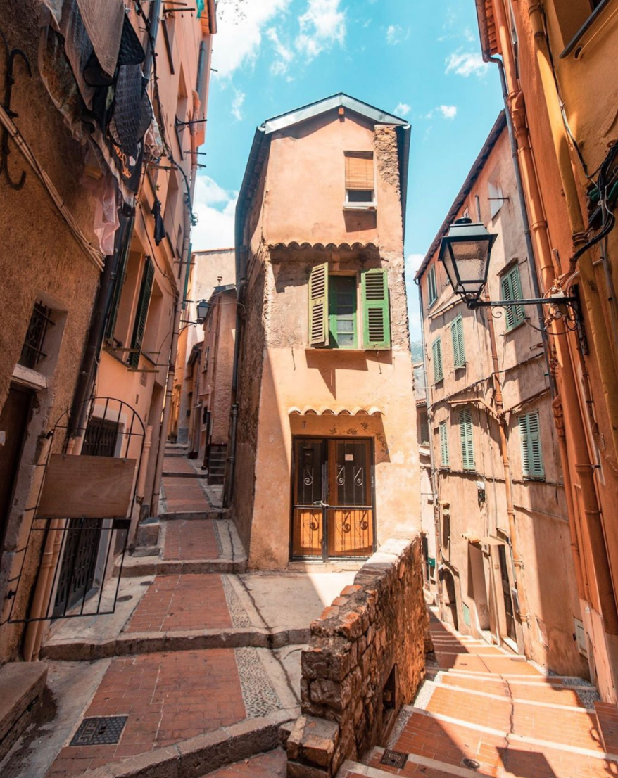 FlyttAgency's tweet photo. #CetEteJeVisiteLaFrance : Le long de la #CôtedAzurFrance, la belle ville de #Menton rivalise de couleurs pour nous séduire. 

D’un côté la #mer, de l’autre la vieille-#ville avec en fond, les #Alpes. Que demander de plus ?

Prenez une #glace au citron en passant !

#Tourisme #Sud https://t.co/gIlhMSRlcA