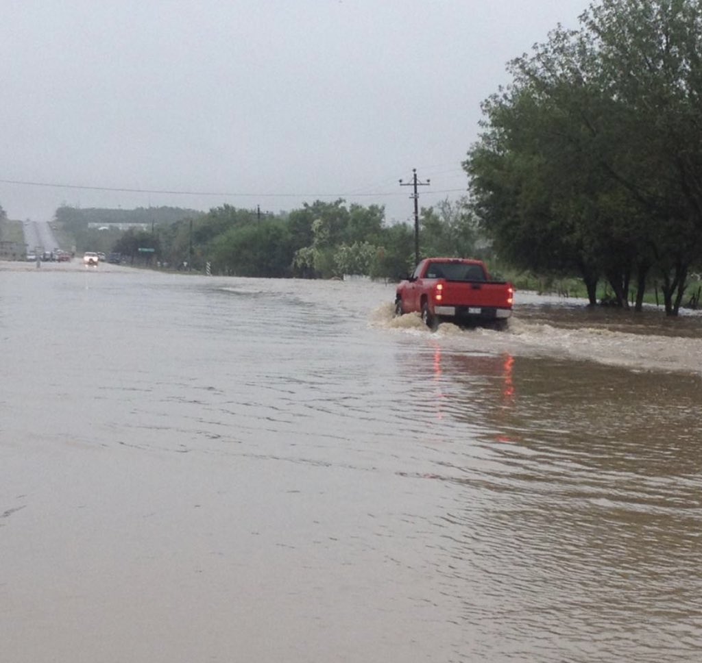 SalvaFdezAyala's tweet photo. #Hanna afectó con daños moderados a la red federal carretera libre de peaje en el centro , norte y noreste del país.Tirantes de agua sobre el camino suspendió momentáneamente flujo vehicular. Cuadrillas de @SCT_mx apoyaron incidencias. Precaución en zona de lluvias ⛅️🚧 🚗 https://t.co/2avJzey5uU