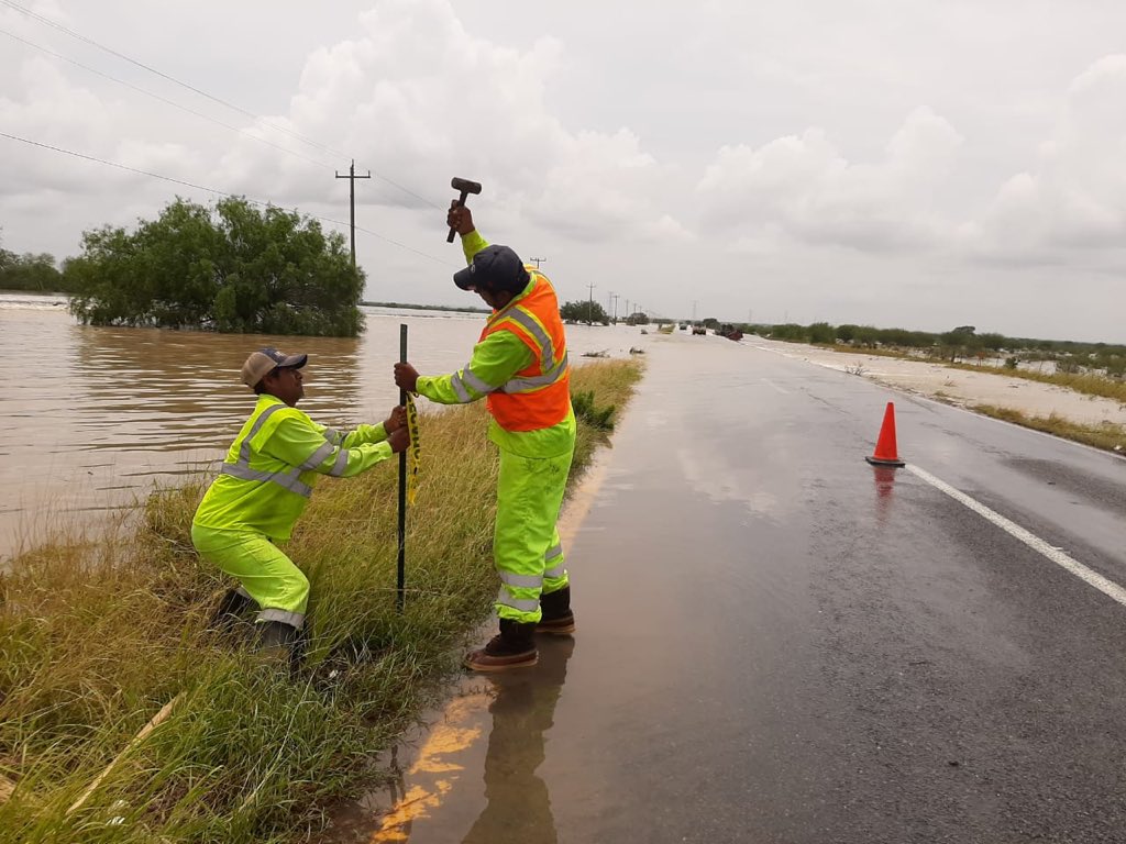 SalvaFdezAyala's tweet photo. #Hanna afectó con daños moderados a la red federal carretera libre de peaje en el centro , norte y noreste del país.Tirantes de agua sobre el camino suspendió momentáneamente flujo vehicular. Cuadrillas de @SCT_mx apoyaron incidencias. Precaución en zona de lluvias ⛅️🚧 🚗 https://t.co/2avJzey5uU