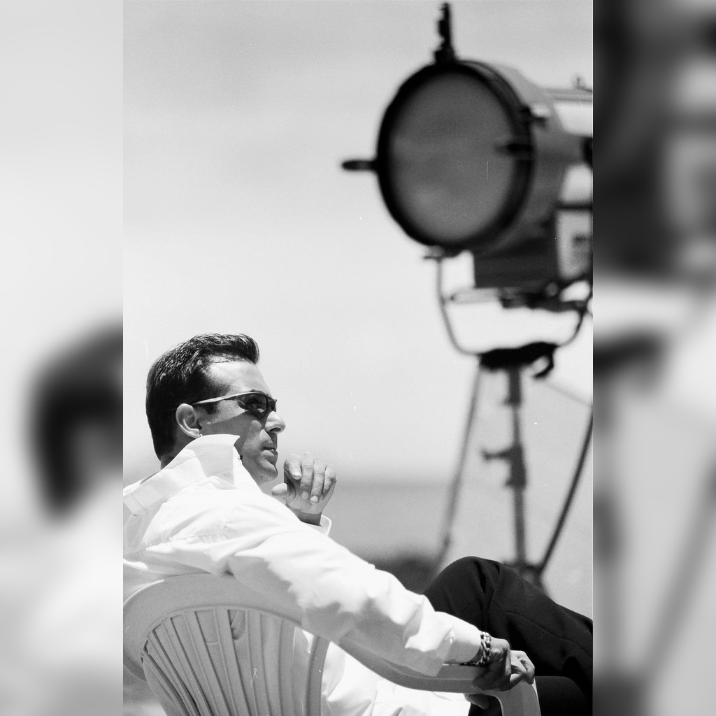 SKFXfans's tweet photo. For #mujhseshaadikaroge photoshoot - @beingsalmankhan 😎🤩
.
Follow @skfansdotclub
.
#salmankhan #salman #salmankhanfans #salmankhanmerijaan #salmankhanlovers #salmankhansmile #pic #picoftheday #photoshoot #blackandwhite #beingintouch #beinghuman #beingstrong #filmphotography https://t.co/85uINq1FVX