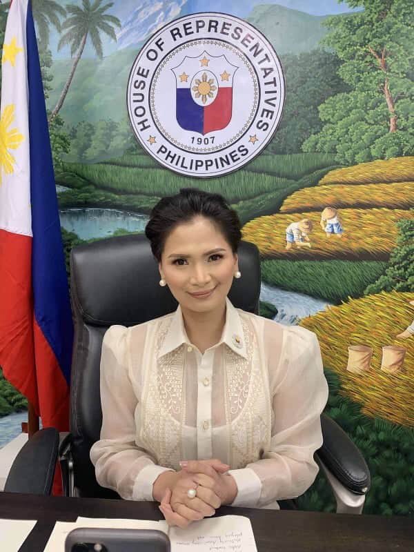 ricksmile18's tweet photo. Pagtatatag ng Department Of Overseas Filipino Workers na binanggit sa ika-limang SONA ng Pangulo suportado ng kongresista ng Iloilo. https://t.co/xsFW1JdV3S