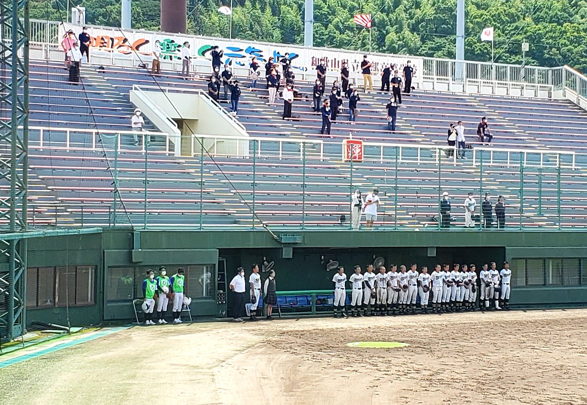 telewaka_bb's tweet photo. 2020 夏 高校野球和歌山大会7日目第1試合で智辯和歌山に敗れた南部。2月に他界した元監督の井戸大志さんのご家族から大会前、ピッチングマシンが寄贈され、叢主将は「速球も出るので、智辯対策として活用しました。」敗れたものの、井戸さんのモットー「明るく楽しく元気よく」の伝統は発揮しました。 https://t.co/9TM7Q7Vml0