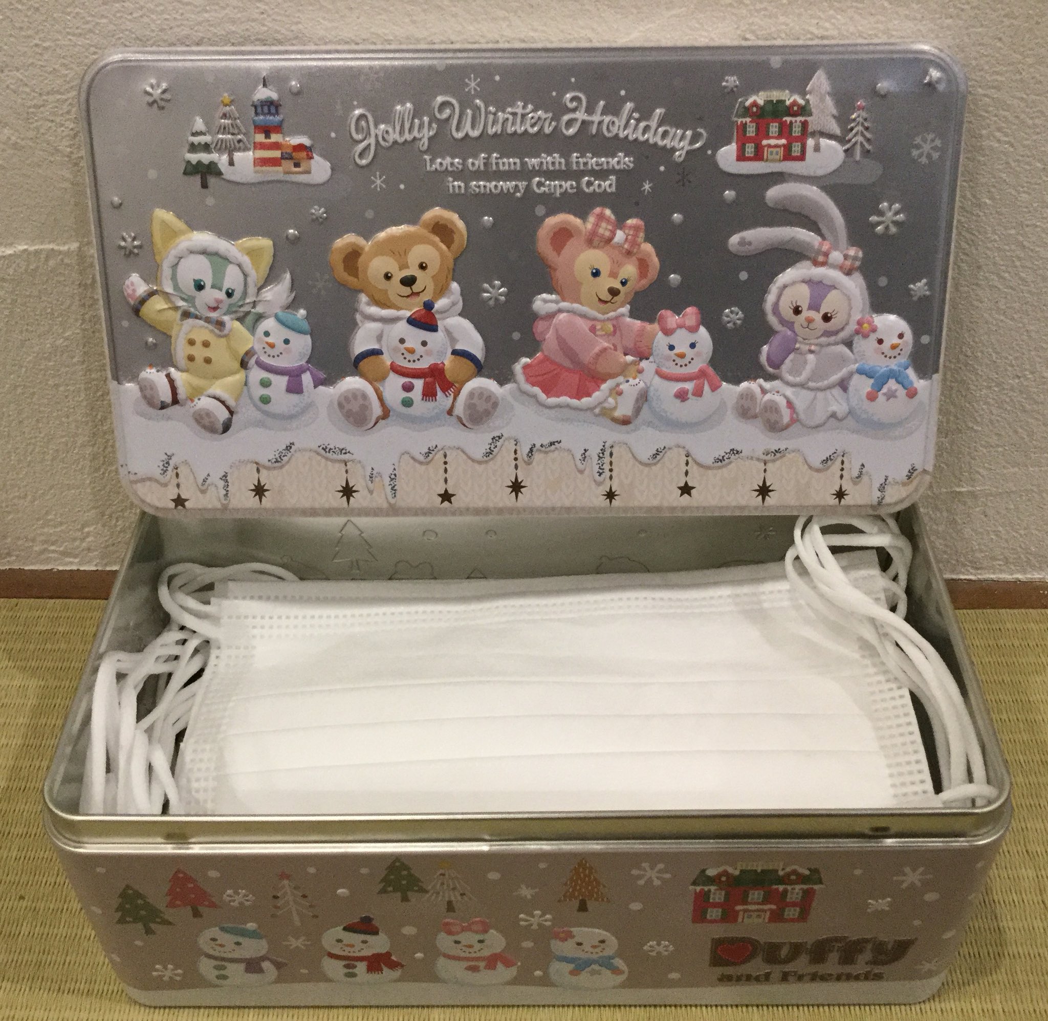 のりりん ディズニーリゾート も只今自粛中 たまったお菓子缶を眺めて思いをはせる そして あるものを入れたら 季節は違うけどね オー サイズピッタリ ディズニーお菓子 空き缶再利用 マスクケース マスク