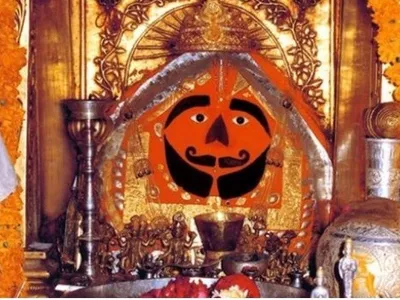 1stIndiaNews's tweet photo. #Churu #सुजानगढ़: सालासर बालाजी मंदिर का 266वां स्थापना दिवस आज

पहली बार सादगीपूर्ण तरीके से मनाया जा रहा स्थापना दिवस, कोरोना के चलते सालासर बालाजी मन्दिर के पट बन्द, पट बंद होने से भक्त नहीं कर पा रहे बालाजी के दर्शन, पुजारी परिवार के सीमित सदस्��� करेंगे मन्दिर में कीर्तन https://t.co/agqZ649E23