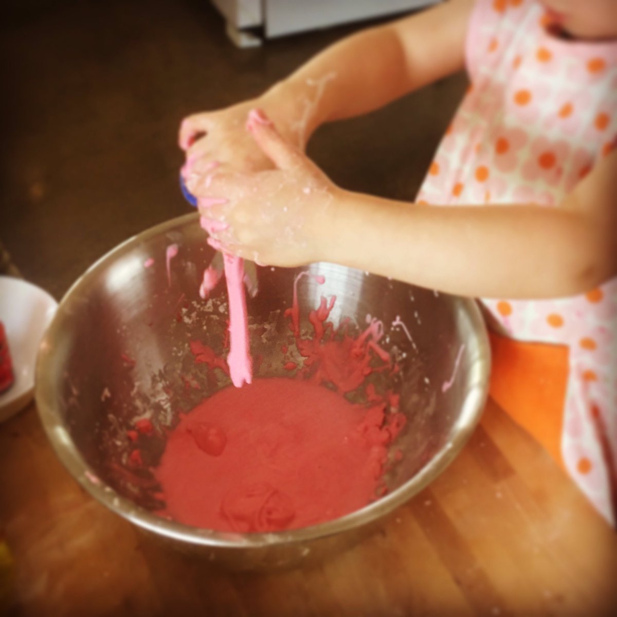 osullivankate's tweet photo. You know you’re a science communicator when...

You are going to visit your cousin and his family to deliver the 4 year old’s birthday present...and wind up making non-Newtonian fluids in the kitchen to the delight of the entire group. 

#accidentalscience #scicomm https://t.co/DqPTZRg5zF