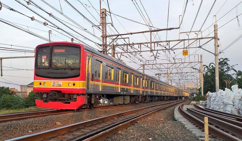 panduajipr98's tweet photo. Ragam pesona #fotosepur dari spot yang taklama lagi akan segera di bongkar untuk penyelesaian Paket A Double - Double Track lintas Manggarai - Jatinegara. Tampak #205系 organisasi #keyo #m35 sedang menikung di Gunung Antang dan #tokyu #8003f sedang berpindah jalur. https://t.co/W94HXmRxAO