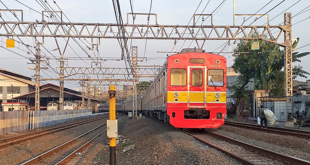 panduajipr98's tweet photo. Ragam pesona #fotosepur dari spot yang taklama lagi akan segera di bongkar untuk penyelesaian Paket A Double - Double Track lintas Manggarai - Jatinegara. Tampak #205系 organisasi #keyo #m35 sedang menikung di Gunung Antang dan #tokyu #8003f sedang berpindah jalur. https://t.co/W94HXmRxAO