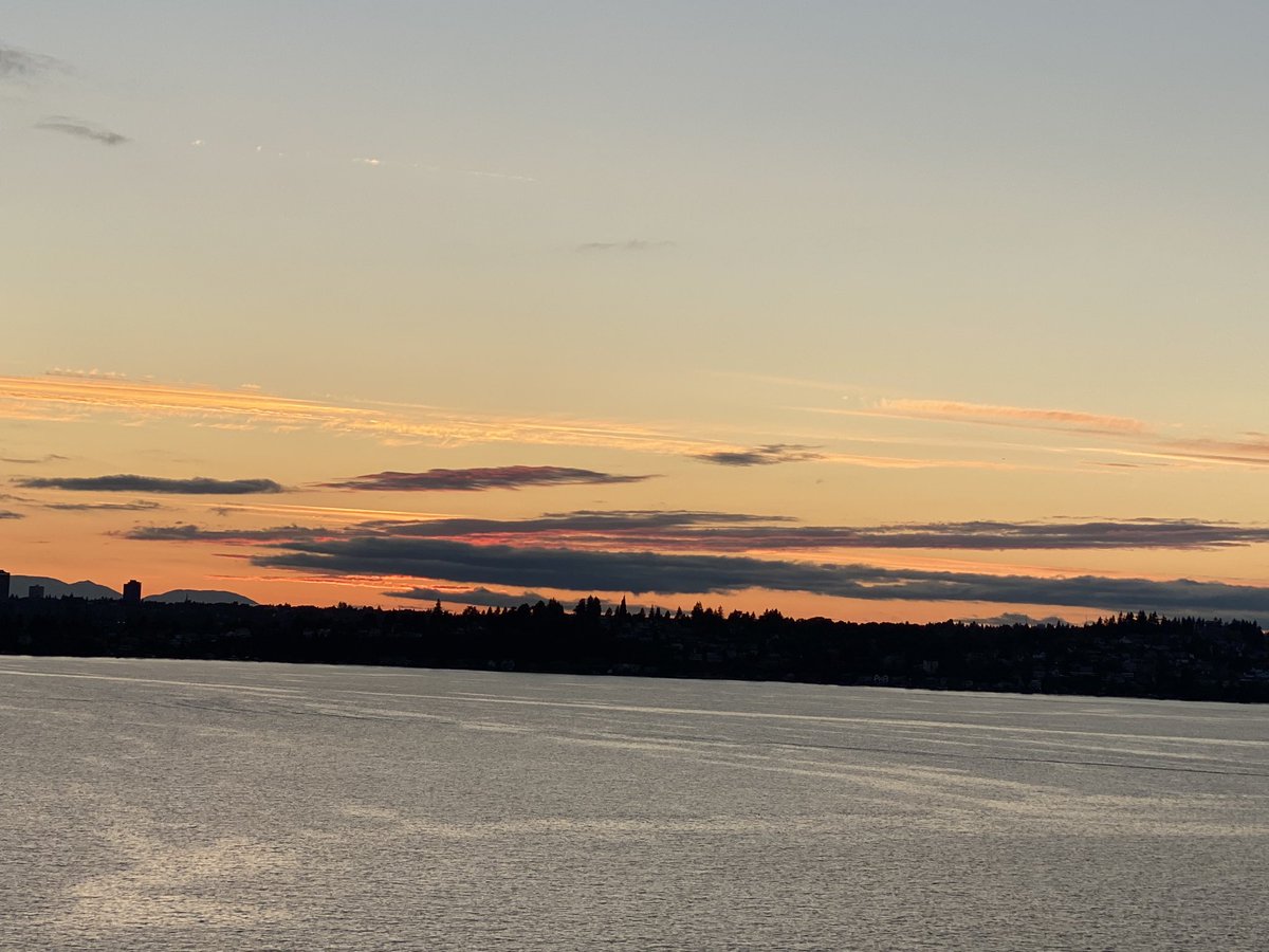 AmsterdamDiY's tweet photo. Sunset above Lake Washington. https://t.co/QlC0MQZESb