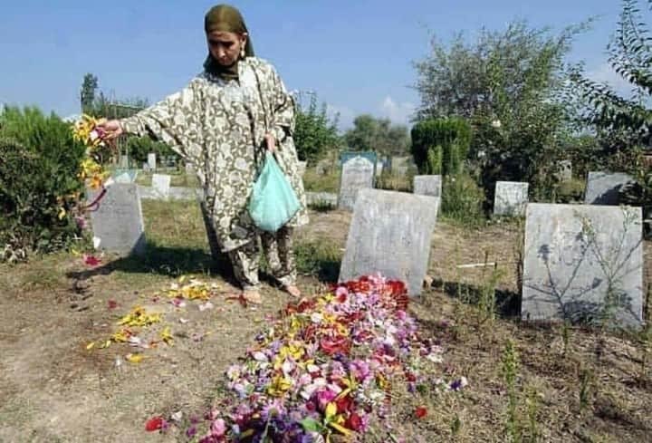 naweed_bashir1's tweet image. This is one of the things we must struggle harder against.
No mother should ever have to see the death of her child or children in a fight for freedom and justice. #painfull #KashmirBleeds #KashmirWantsFreedom #KashmiriLivesMatter 

#IndianIllegalyOccupiedKashmir.