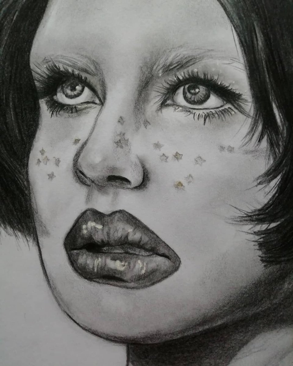 MarhyselaS's tweet photo. Fan art de lizettelizette ❤️🎶
Retrato realizado con grafito principalmente número 4, 6 y 8 sobre papel. Con pequeños destellos en ojos y estrellas del rostro #art #artist #grafito #graphite #portrait #retratoalapiz #graphiteportrait #drawing #lizettelizette #fanart #MarhyselaS https://t.co/fJegy2OPTl