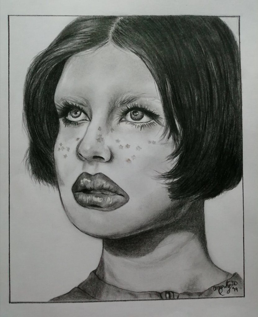 MarhyselaS's tweet photo. Fan art de lizettelizette ❤️🎶
Retrato realizado con grafito principalmente número 4, 6 y 8 sobre papel. Con pequeños destellos en ojos y estrellas del rostro #art #artist #grafito #graphite #portrait #retratoalapiz #graphiteportrait #drawing #lizettelizette #fanart #MarhyselaS https://t.co/fJegy2OPTl