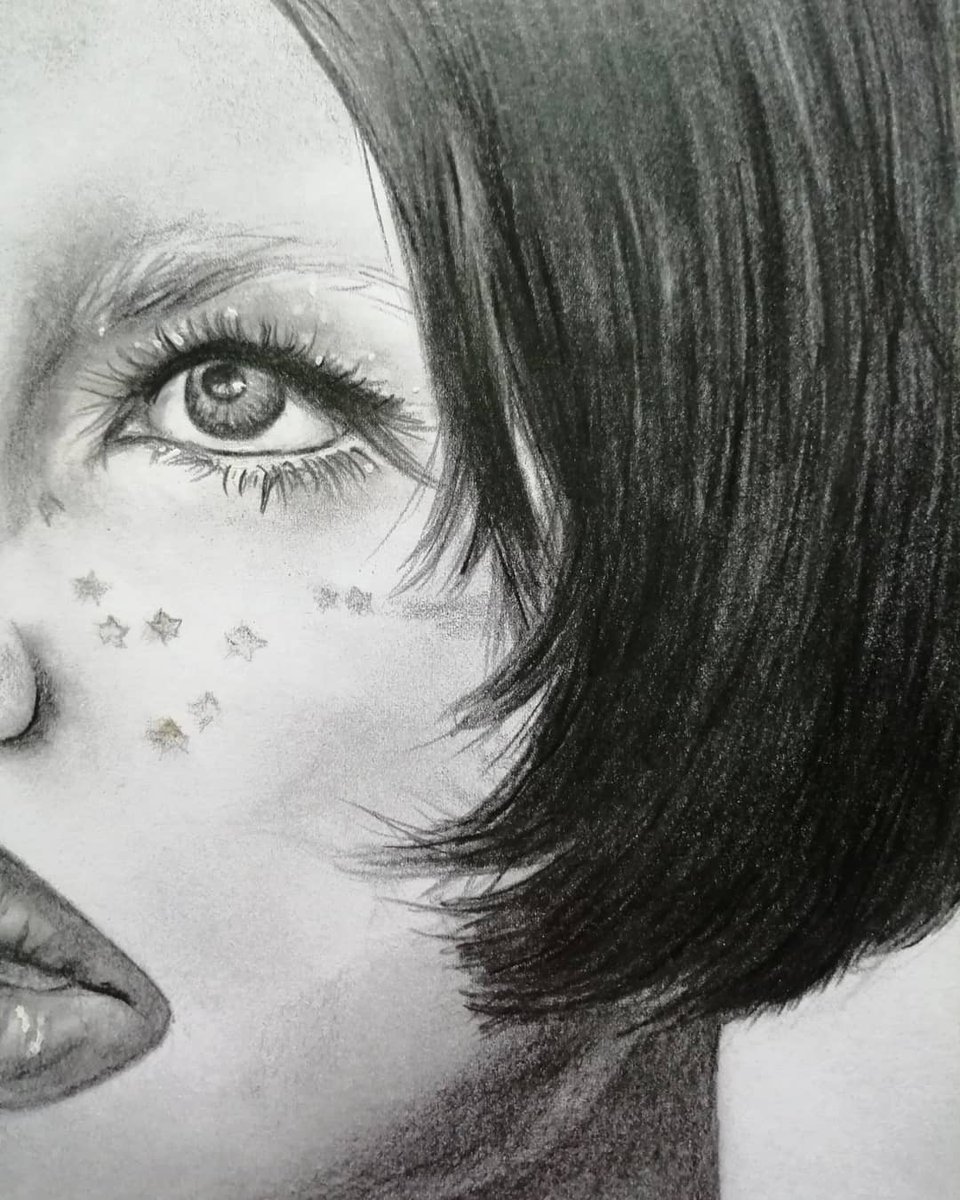 MarhyselaS's tweet photo. Fan art de lizettelizette ❤️🎶
Retrato realizado con grafito principalmente número 4, 6 y 8 sobre papel. Con pequeños destellos en ojos y estrellas del rostro #art #artist #grafito #graphite #portrait #retratoalapiz #graphiteportrait #drawing #lizettelizette #fanart #MarhyselaS https://t.co/fJegy2OPTl