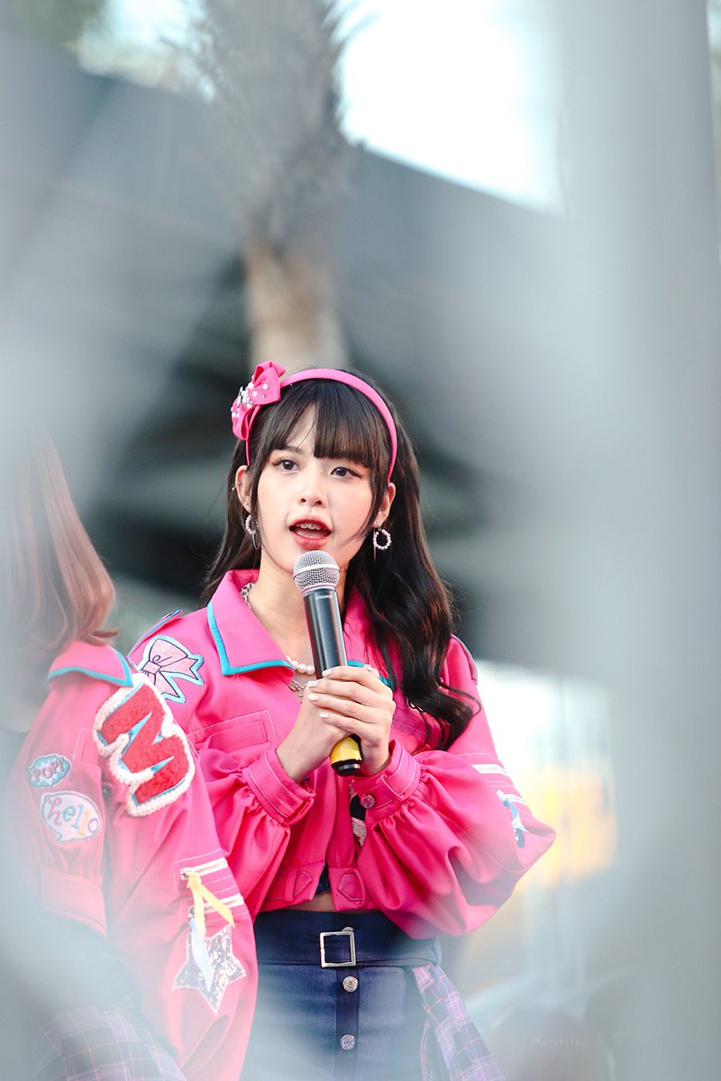 MoRaBile2's tweet photo. จะไม่ให้หลงให้ได้ยังไง ชั่งน่ารักจะตายไป~ 😳

#Mobilebnk48 #BNK48 
#RayongCrabCarnival https://t.co/sADaY3u33V