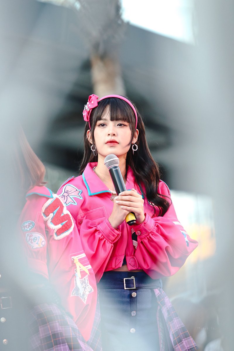 MoRaBile2's tweet photo. จะไม่ให้หลงให้ได้ยังไง ชั่งน่ารักจะตายไป~ 😳

#Mobilebnk48 #BNK48 
#RayongCrabCarnival https://t.co/sADaY3u33V