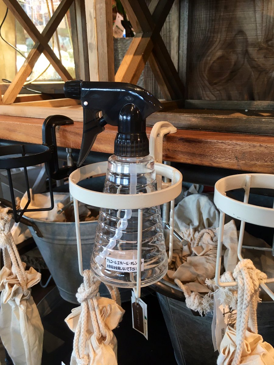 東急ハンズ渋谷店 No Twitter これ便利だな ボトルクランパー 00円 税 机に固定して使う ボトルホルダー さっと移動出来て オシャレ 試しに霧吹きを入れてみました 袋付きなのも良い ハンズ渋谷 7aフロア 森