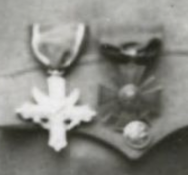 In addition to the patch, we can easily see the crossed rifles on his collar, his rank (LT tho a bit hard to tell if gold or silver I thought), and his Distinguished Service Cross alongside a Croix de Guerre. 10/x