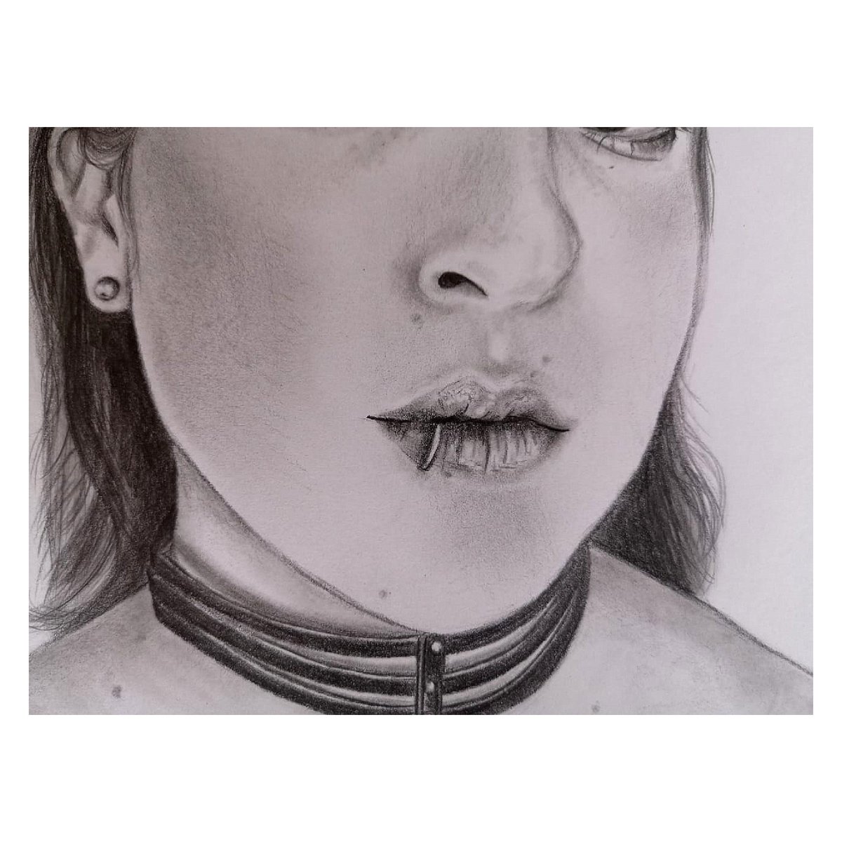 MarhyselaS's tweet photo. Autorretrato // Self-portrait
Técnica: Grafito 2b y 6b
Medidas: 21,5 cms X 20cms
. 
.
.
#arte #art #artista #artist #grafito #graphite #retrato #portrait #selfportrait #autorretrato #retratoalapiz #graphiteportrait #dibujo #drawing #handmadedrawing #arteacr #MarhyselaS https://t.co/6sNl42ldYe