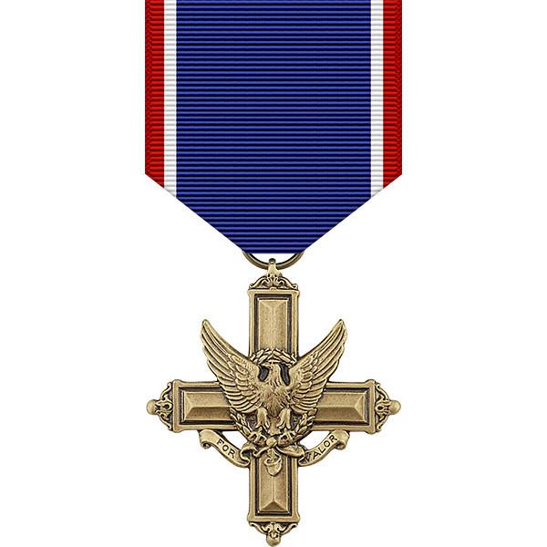In addition to the patch, we can easily see the crossed rifles on his collar, his rank (LT tho a bit hard to tell if gold or silver I thought), and his Distinguished Service Cross alongside a Croix de Guerre. 10/x