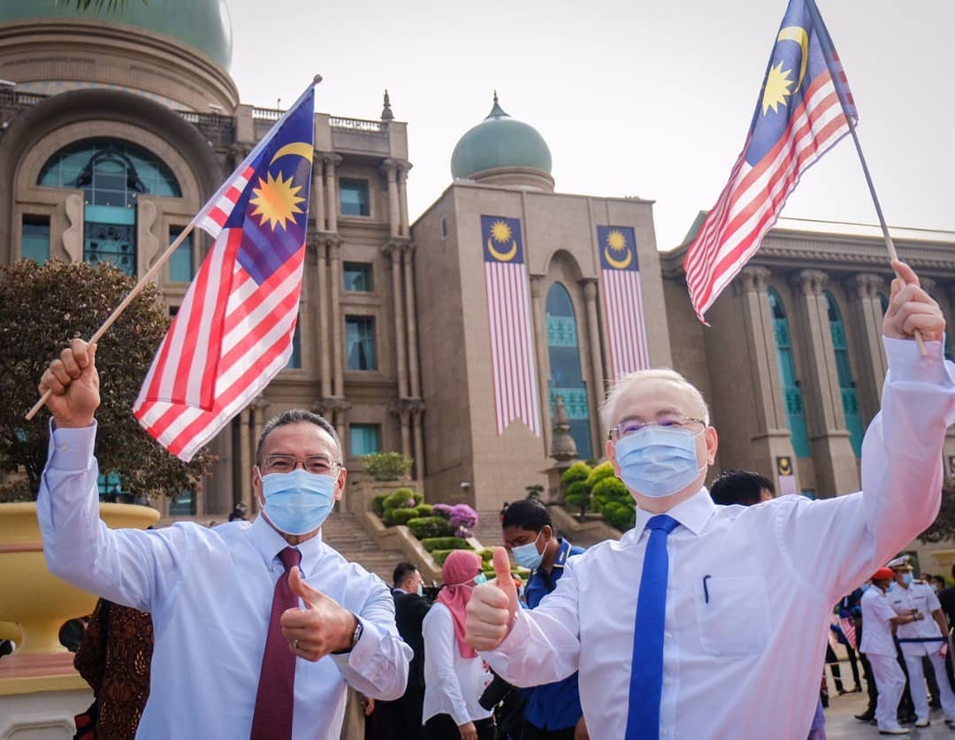 MCAHQ's tweet photo. DS Wee Ka Siong &amp; DS Hishammuddin Hussein mengibarkan Jalur Gemilang bersama-sama menyemarakkan semangat patriotik sempena Sambutan Hari Kebangsaan yang kita raikan pada 31 Ogos setiap tahun.

IG DS Wee Ka Siong: https://t.co/KRH7sThkWc https://t.co/FC2kgA0Nfn