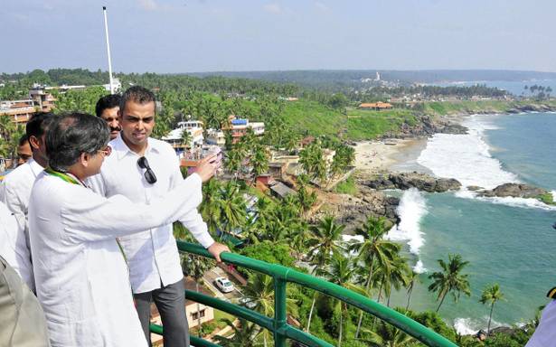 NewTrivandrum's tweet photo. #വീഴിഞ്ഞം പൊൻമുട്ടയിടുന്ന താറാവാണന്നും #ക്രൂ_ചെയ്ഞ്ചിനുള്ള സാധ്യത തെളിഞ്ഞ് വരുമ്പോൾ ജീവനക്കാർ അത്യാഗ്രഹം കാണിക്കുന്നത് പൊൻമുട്ടയിടുന്ന താറാവിനെ കൊല്ലുന്നതിന് തുല്യമെന്ന് #ശശി_തരൂർ_എംപി.
  @NewTrivandrum @WeAreTrivandrum @VizhinjamPort @VmacAction @MPTrivandrum @ShashiTharoor https://t.co/IgTqOSVARI