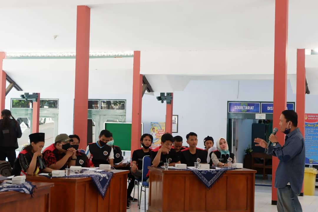 disparbudpml's tweet photo. Serta di dampingi Kasi Pemuda Bapak Drs. Winaryoto, Ma di Pendopo Disparpora Pemalang (28/7)
Pada pelatihan ini materi yang menyampaikan bapak Yuswuono dari paduraksa dan di ikuti Pemuda Pemalang Satgas Pemuda dan PKKP Kab. Pemalang @pkkppml2020 https://t.co/6mvdWnynif