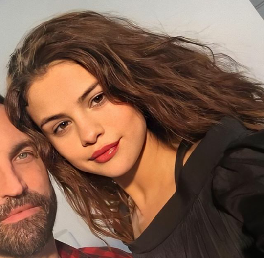 goodnesgomez's tweet photo. @TIIIIIIIIMOTHY Selena has them pressed and angry when I can't even confirm that the collaboration rumor is true, admire Gomez's beauty https://t.co/yqRiYHthWA