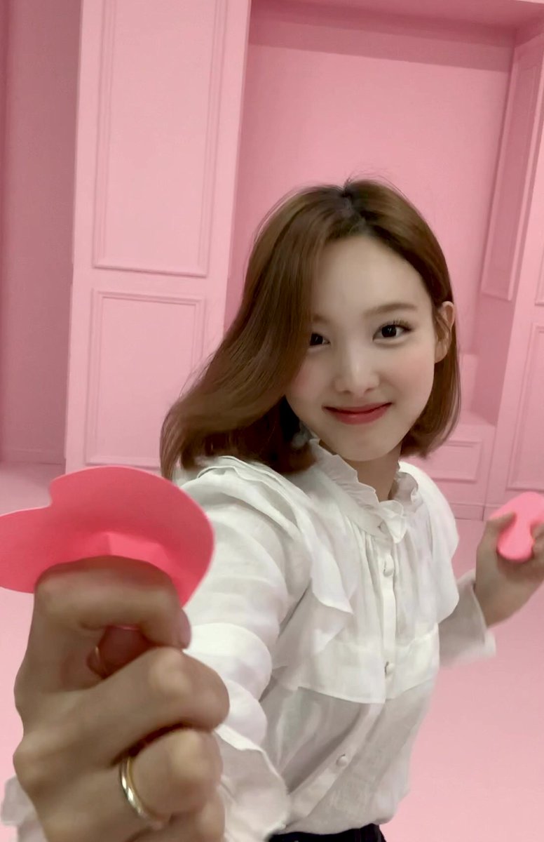 JYPETWICE's tweet photo. TWICE ONLINE CONCERT
Beyond LIVE - TWICE : World in A Day

2020.08.09 SUN 3PM(KST)
Tickets🎟
https://t.co/O0wzkTdEIK
https://t.co/7sWg002UNr (Korea)
https://t.co/5ckzgSlcCz (Global)

AR PHOTOCARD Preview
NAYEON

#TWICE #트와이스 #TWICE_Beyond_LIVE #WorldinADay #Online_Concert https://t.co/bTgr87np5p