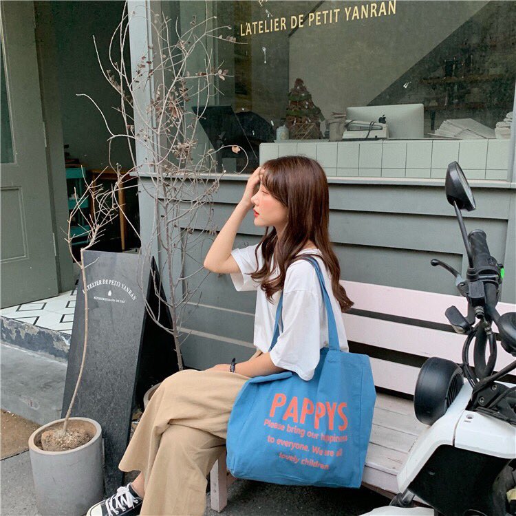 Coopershopp's tweet photo. #พร้อมส่ง กระเป๋าผ้าPappys💙
🚩ราคาใบละ 190฿
🚩ขนาด 40*34 cm
🚩ขนาดเอสี่ใส่ได้น้า
🚩น้องมีช่องด้านในจ้า
🚩น้องไม่มีซิปจ้า
🚩วัสดุ ผ้าแคนวาส
🚩สีตามภาพ
#กระเป๋าสะพายข้าง #กระเป๋าเป้ #กระเป๋าแฟชั่นราคาถูก #กระเป๋าพร้อมส่ง #กระเป๋าผ้า #กระเป๋าผ้าราคาถูก #กระเป๋า #instockcooper https://t.co/e94hwa5bBw