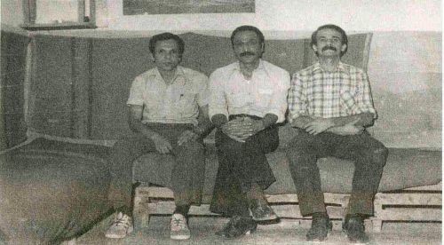 devrimarsivi's tweet photo. II.Türkiye Halk Kurtuluş Partisi-Cephesi Davası kapsamında 1972 yılında tutuklanıp sonrasında yargılanan devrimci Orhan Savaşçı'nın o sıralarda aynı cezaevinde yatan Ertuğrul Kürkçü ve Erhan Erdoğmuş ile birlikte çekilmiş fotoğrafları.

Niğde Cezaevi - 1978 https://t.co/ZWMMN9yoXl