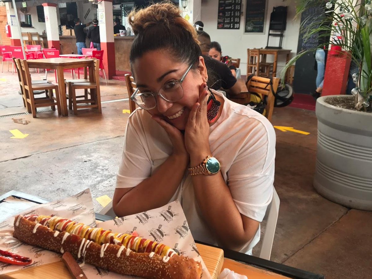 yoalimepar's tweet photo. #findesemana #GORDO amborguesas #Elargentino #cuerna #hotdog #40cms 😱 https://t.co/efbbbjiQ0I