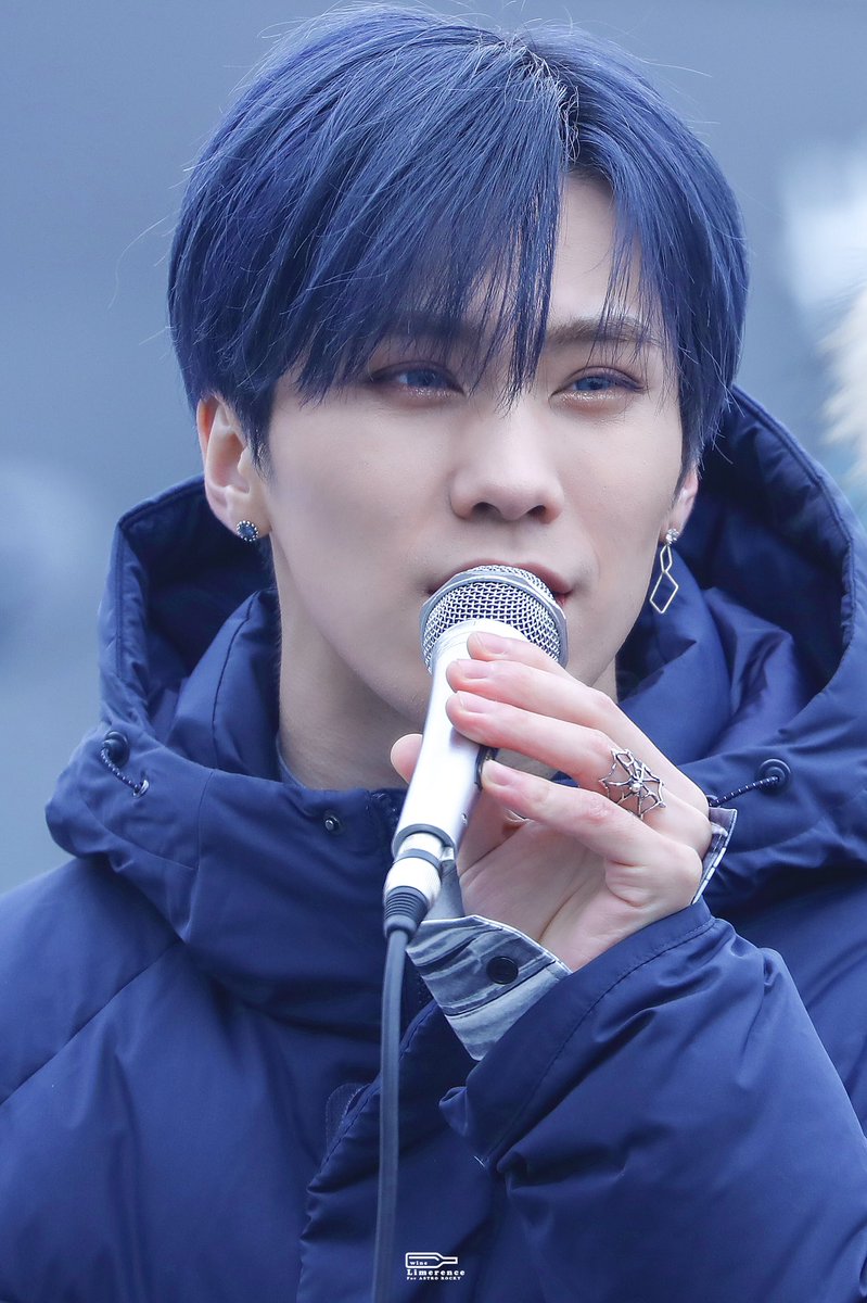 Limerence_w_998's tweet photo. 191207 mini fm

@offclASTRO

#아스트로      #ASTRO     
#ROCKY #라키 #ラキ #박민혁 #민혁 #敏赫 #朴敏赫 https://t.co/tw8ByB3wYf