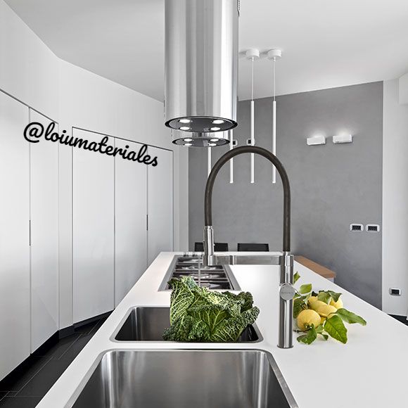 ¿Necesitas un #grifodecocina de tres vías, para sistema #osmosis? Os proponemos este modelo superchulo de @ramonsoler_oficial, en cromo-negro y extraíble. . #ceramica #porcelanico #todoparaelbaño #loiumat #decoracion #reforma #obranueva #grifos #cocina #grifotresvias #grifonegro