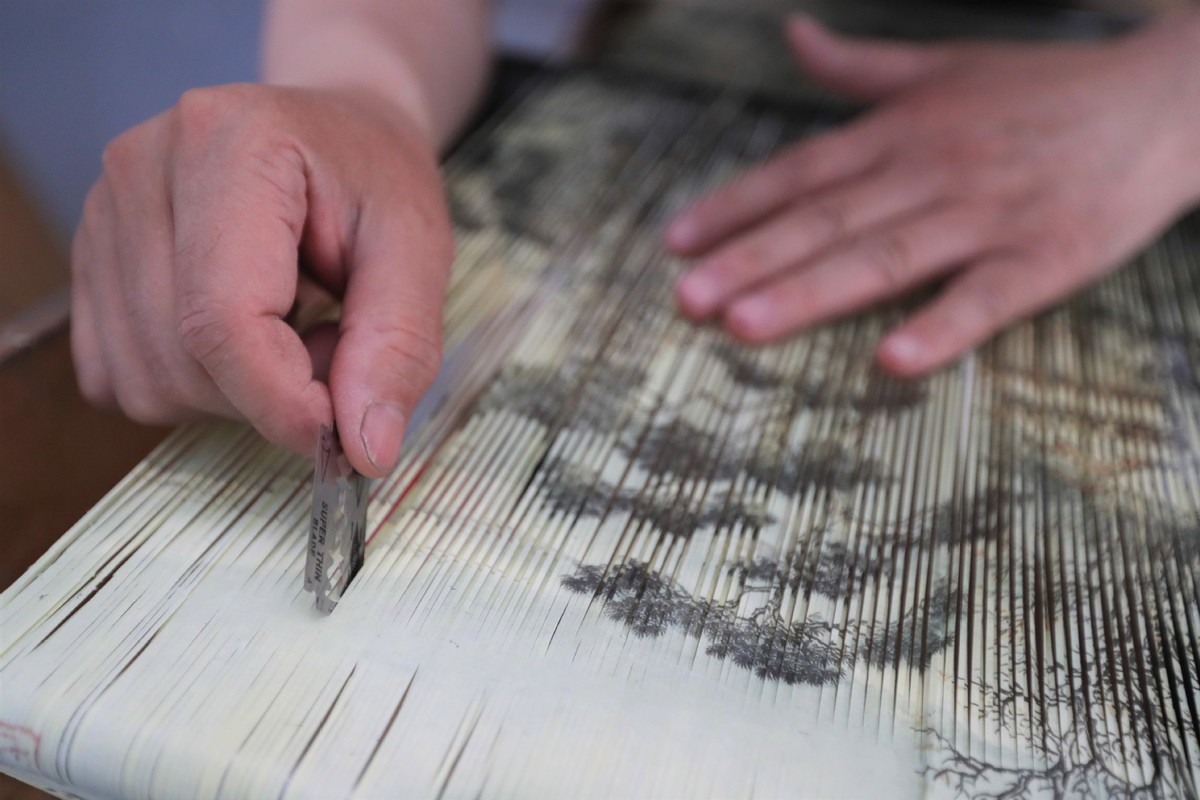 ChinaDaily_Life's tweet photo. #Paper_weaving #painting has enjoyed a longstanding history in Gansu province — an #art form renowned for its delicate interweaving columns and rows that makes it virtually impossible to tell pieces of a painting apart.#China #culture https://t.co/w8EKLgShLy