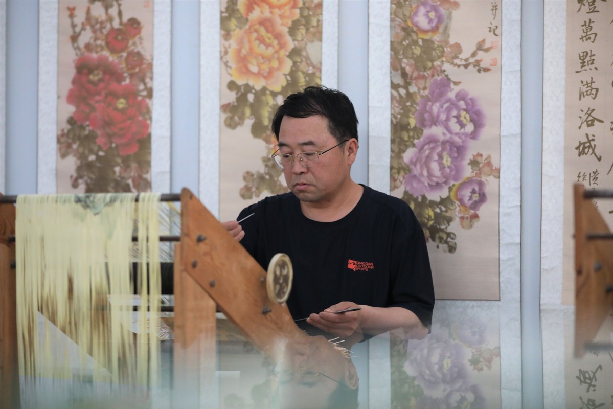 ChinaDaily_Life's tweet photo. #Paper_weaving #painting has enjoyed a longstanding history in Gansu province — an #art form renowned for its delicate interweaving columns and rows that makes it virtually impossible to tell pieces of a painting apart.#China #culture https://t.co/w8EKLgShLy