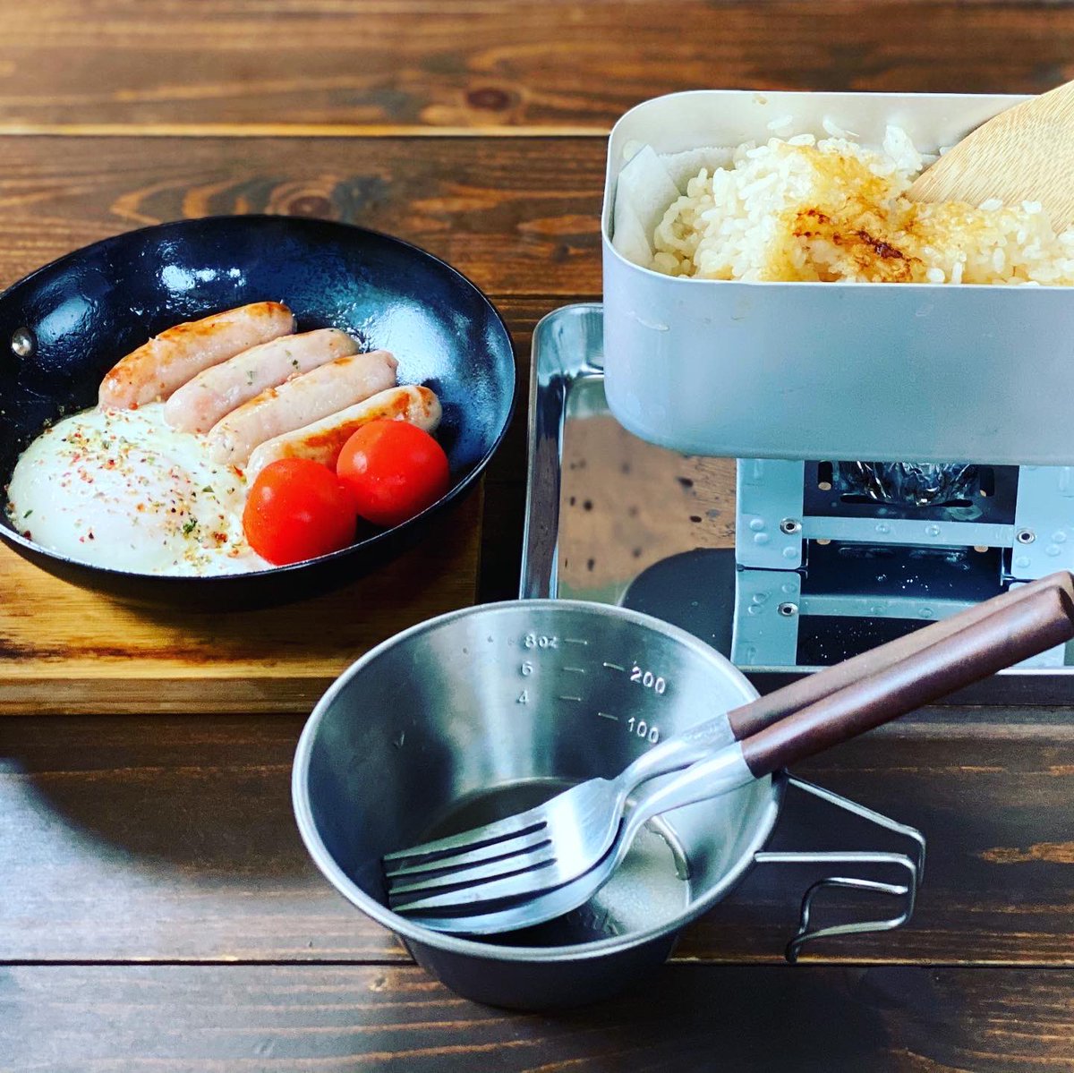 SnailCamp's tweet photo. 今日は在宅なのでキャンプギアでお昼ご���
〜ソーセージと目玉焼きとしょうがご飯〜

#メスティン #ちびパン #在宅ランチ https://t.co/fW8PM1H2kw