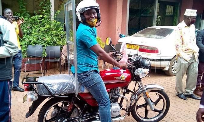 XfmUG's tweet photo. To give or not to give your personal details to the boda guy.
Why wouldn’t you give your personal details to a Boda Boda cyclist?
#BSReport on #XAM with @AineDasha & @AineDasha
#TodaysHitMusic https://t.co/q7HCLmZOQu
