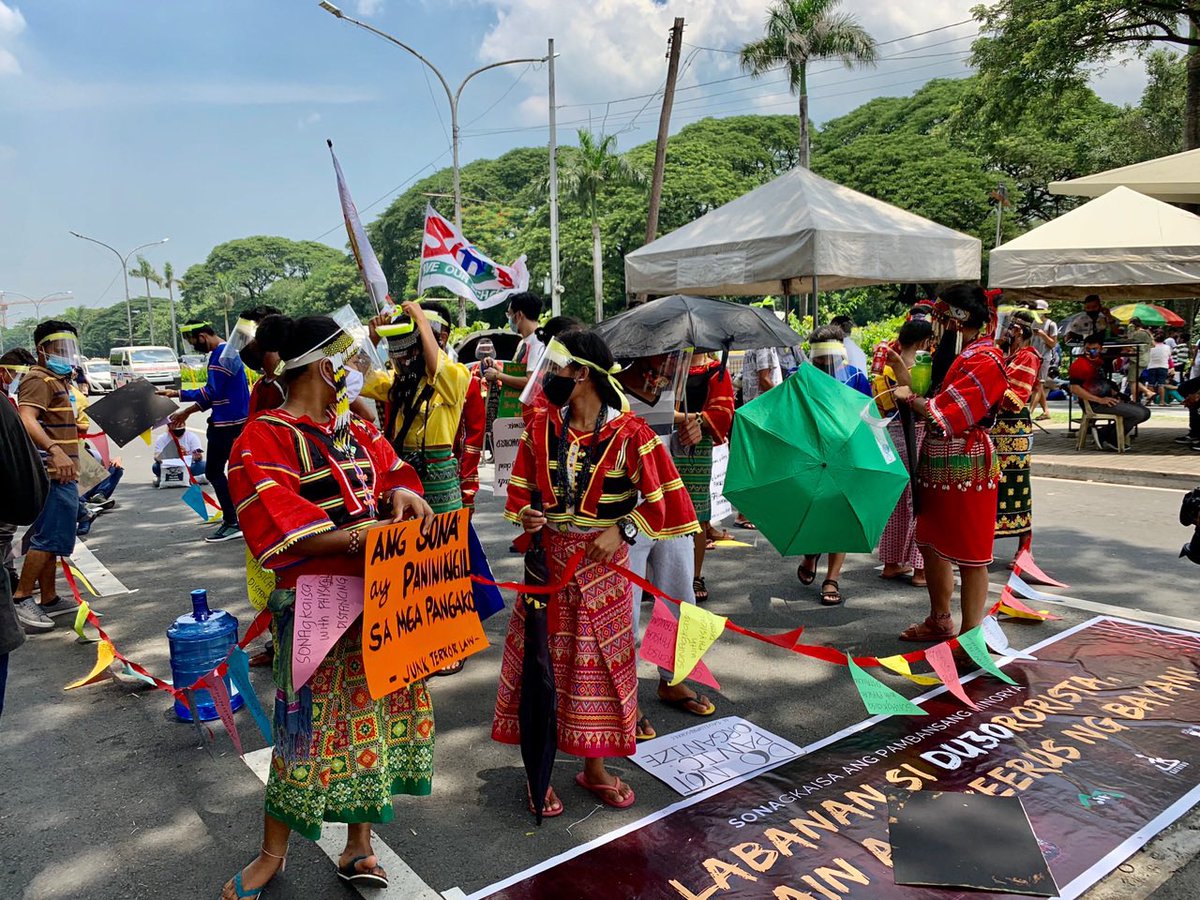 philmisereor's tweet photo. Yesterday, PMPI joined protesters to #SONAgKAISA. Later today, 3pm, PMPI will hold an online rally to grade president Duterte's performance. Join us!
#WeResistAsOnePlanet
#DefendTheDefenders
#DefendPressFreedom
#ActivistsNotTerrorists
#AminAngPinas
#RightsofNaturePH https://t.co/Qf6QN6tb3g