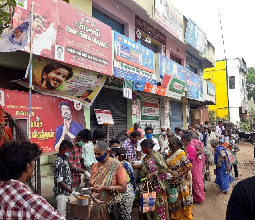 DThalassery's tweet photo. .@dulQuer fans in Thanjavur, Tamilnadu celebrate his birthday doing social service 👌👍

#HappyBirthdayDULQUER https://t.co/LrJKVNaQVd https://t.co/gZDFQtKlRX