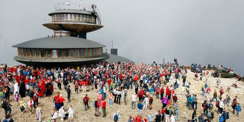 “Up to 10,000 people are currently reaching the summit of Śnieżka mountain every day, prompting Karkonosze National Park to ask tourists to consider alternatives. #poland #polska #dolnyslask #lowersilesia

” buff.ly/2DfBIzy