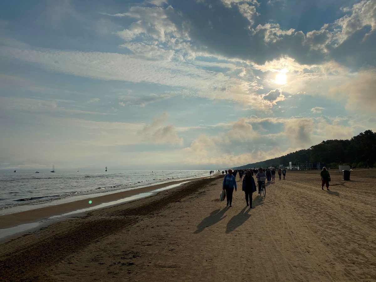 guillaumecairou's tweet photo. ✅Se lever à 4h pour aller écouter un concert de musique classique 🎼sur la plage 🏖au lever du soleil☀️, c’est ça aussi la vie en Lettonie🇱🇻, positive, surprenante, enthousiasmante 💪🏻 https://t.co/0X59C5cyoU