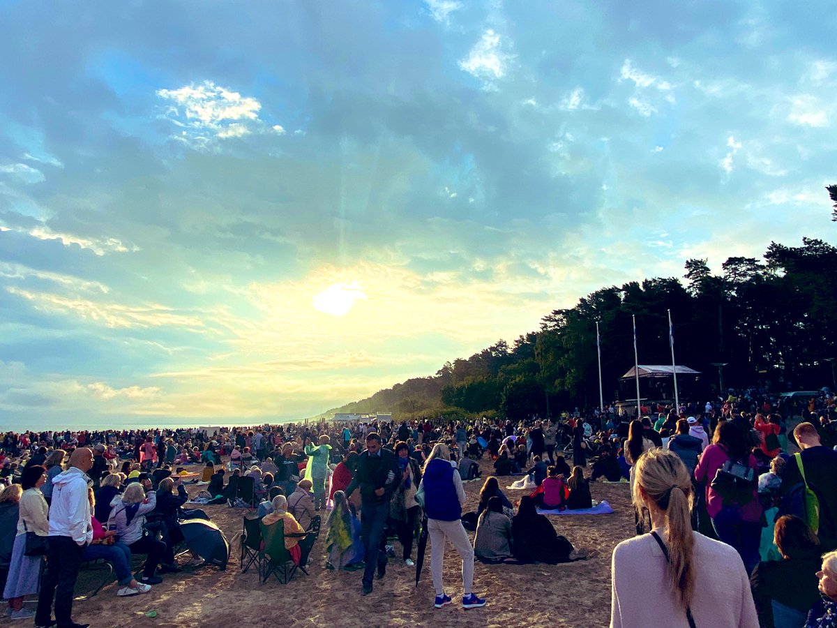 guillaumecairou's tweet photo. ✅Se lever à 4h pour aller écouter un concert de musique classique 🎼sur la plage 🏖au lever du soleil☀️, c’est ça aussi la vie en Lettonie🇱🇻, positive, surprenante, enthousiasmante 💪🏻 https://t.co/0X59C5cyoU