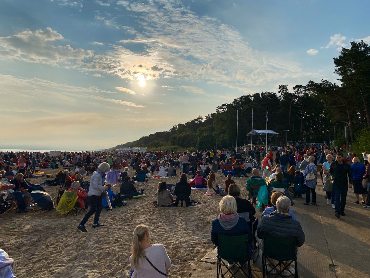 guillaumecairou's tweet photo. ✅Se lever à 4h pour aller écouter un concert de musique classique 🎼sur la plage 🏖au lever du soleil☀️, c’est ça aussi la vie en Lettonie🇱🇻, positive, surprenante, enthousiasmante 💪🏻 https://t.co/0X59C5cyoU