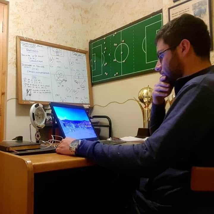dtnicovoficial's tweet photo. El #Futbolista es un sistema #hipercomplejo conformado por sistemas #Complejos o #Estructuras complejas. Nuestra #Mision es lograr la #Fluidez constante entre esas estructuras a lo largo del período de entrenamiento. #Conceptos #TakeTheBallPassTheBal
#QuedateEnCasa
#NicoV https://t.co/dHks37OqxS