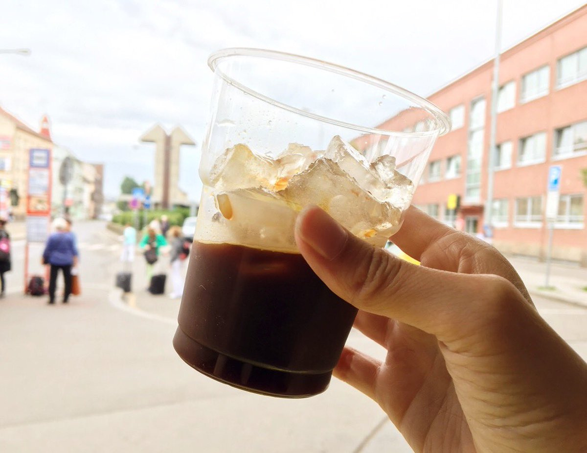 Hlavně udržovat chladnou hlavu! 🥵 Doporučujeme double espresso na ledu a nebo náš ledově vychlazený Kold Brew Etiopie Dhilgee, šťavnatý s tóny bergamotu. Tak se dnes držte! ☀️