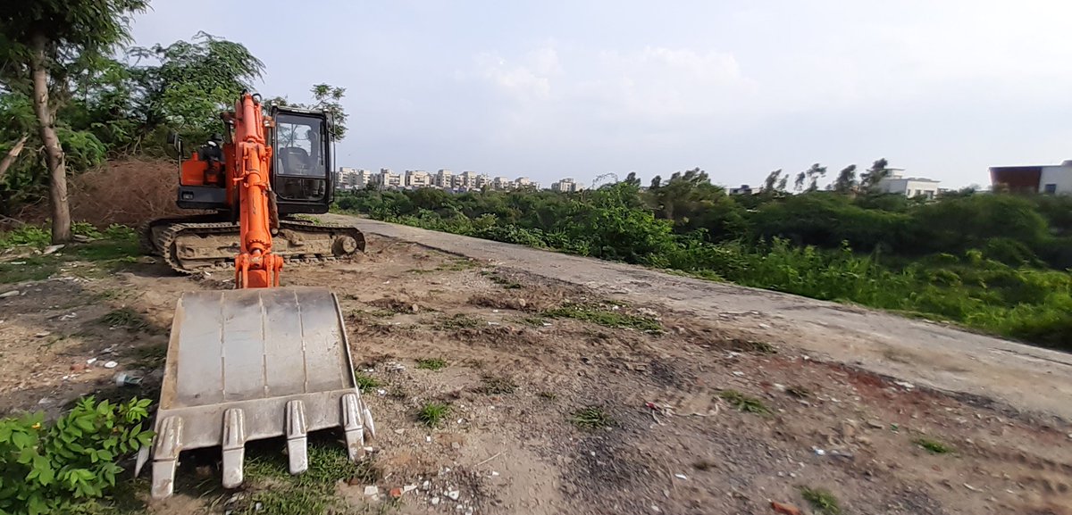 g_rajaraman's tweet photo. No birds photos today. This machine's quiet after having uprooted vegetation along the Shahdara drain's western bank.
Even yesterday, you could not see the buildings in the distance. Perhaps this has been done to stark work on the elevated road over the drain. #PriceOfProgress https://t.co/3SuS0aIXhk