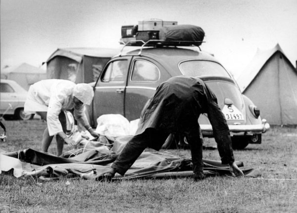 Historiskbild's tweet photo. Det väder som i juni fick de flesta att springa ut barbenta har i juli bytts ut till regn och svalare temperaturer.
(c) Historisk Bildbyrås samling

#historiskbildbyra #väder #regn #camping #sommar2020 https://t.co/VH4eymlgvl